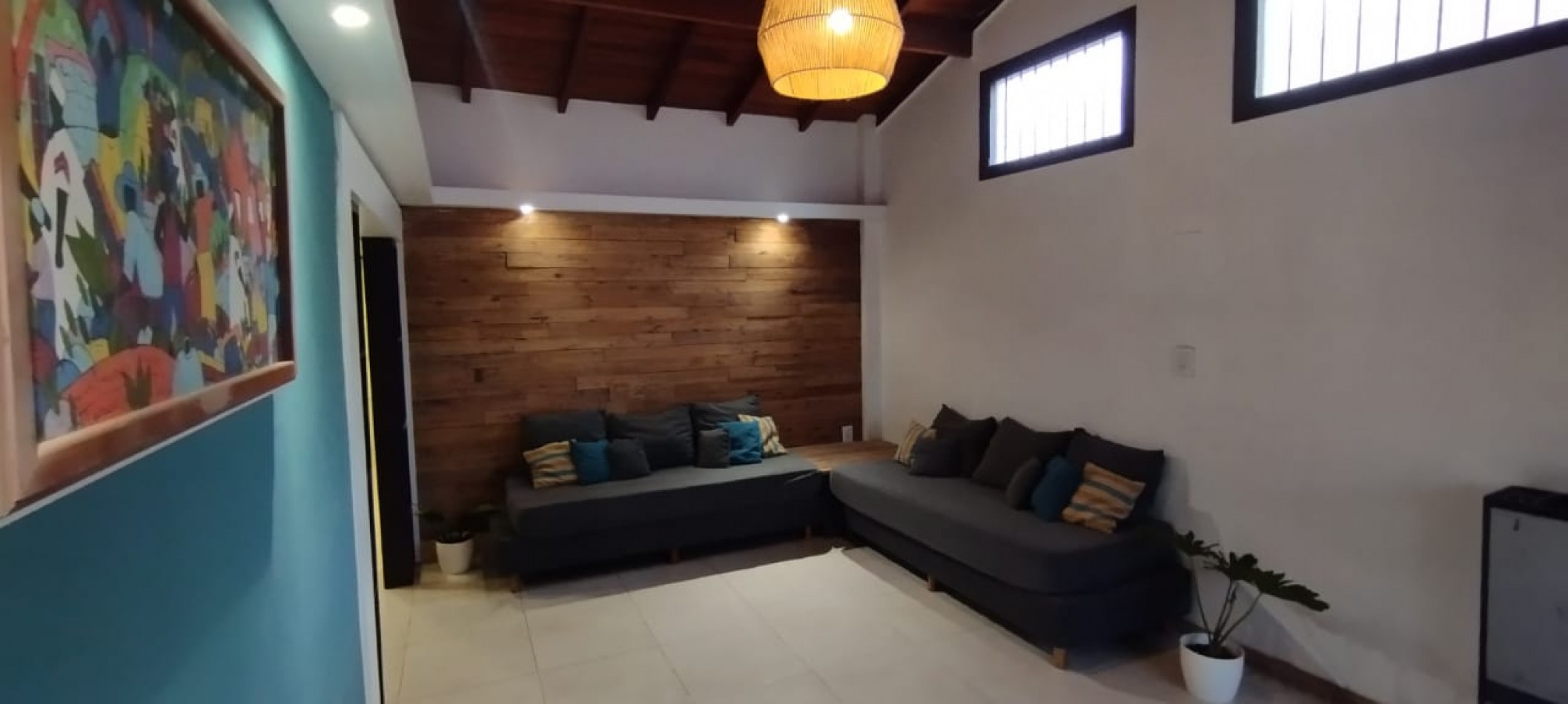 RESERVADO!!!!! HERMOSO CHALET DE 4 AMB. CON GRAN PARQUE Y TROTADORA, RECICLADO TOTALMENTE,