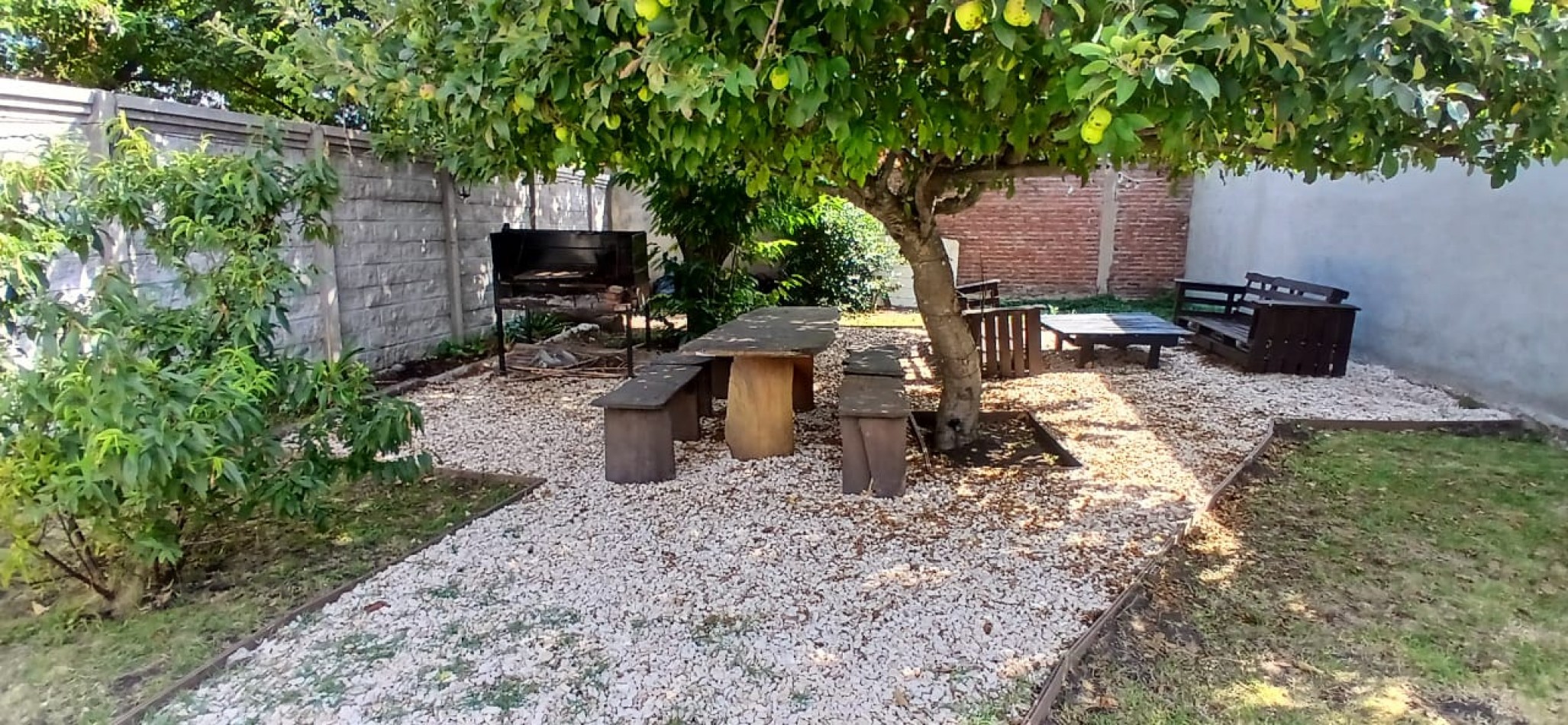 RESERVADO!!!!! HERMOSO CHALET DE 4 AMB. CON GRAN PARQUE Y TROTADORA, RECICLADO TOTALMENTE,