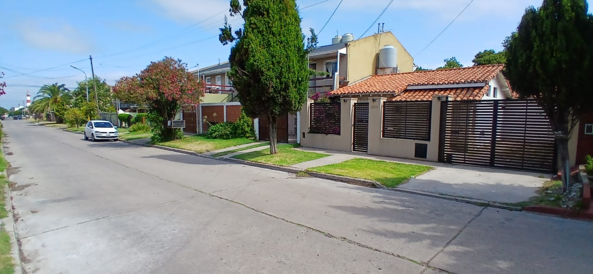 RESERVADO!!!!! HERMOSO CHALET DE 4 AMB. CON GRAN PARQUE Y TROTADORA, RECICLADO TOTALMENTE,