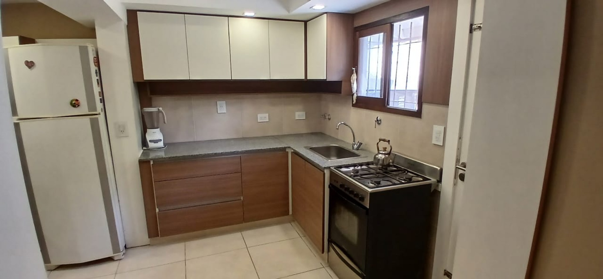 RESERVADO!!!!! HERMOSO CHALET DE 4 AMB. CON GRAN PARQUE Y TROTADORA, RECICLADO TOTALMENTE,