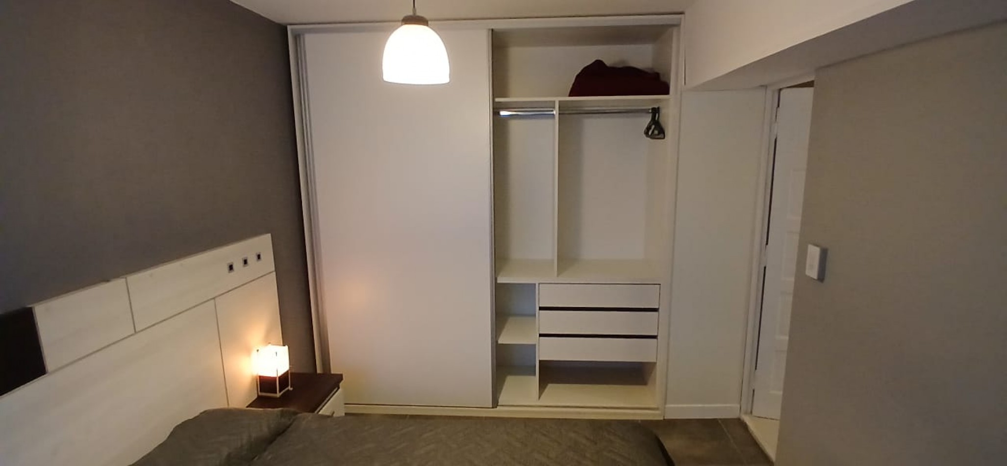 RESERVADO!!!!! HERMOSO CHALET DE 4 AMB. CON GRAN PARQUE Y TROTADORA, RECICLADO TOTALMENTE,