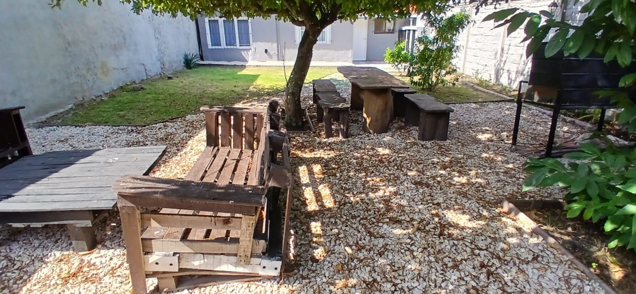 RESERVADO!!!!! HERMOSO CHALET DE 4 AMB. CON GRAN PARQUE Y TROTADORA, RECICLADO TOTALMENTE,