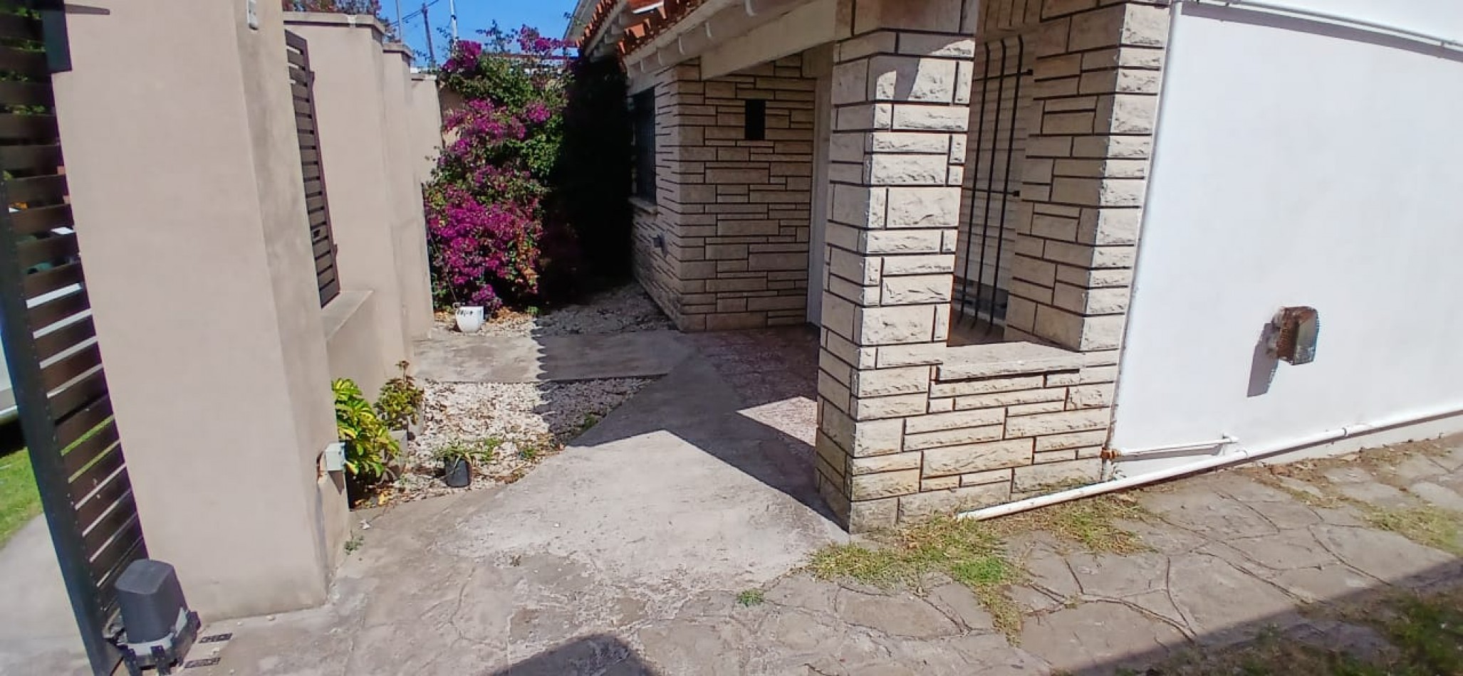 RESERVADO!!!!! HERMOSO CHALET DE 4 AMB. CON GRAN PARQUE Y TROTADORA, RECICLADO TOTALMENTE,