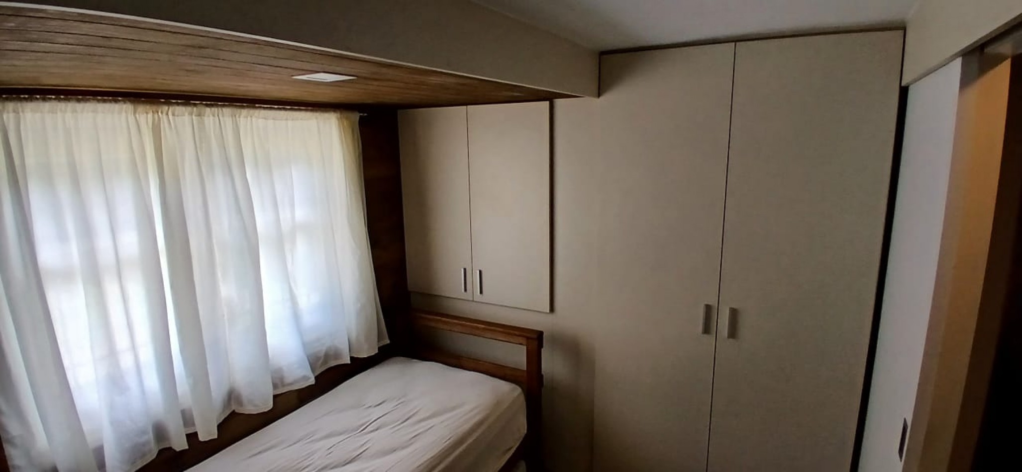 RESERVADO!!!!! HERMOSO CHALET DE 4 AMB. CON GRAN PARQUE Y TROTADORA, RECICLADO TOTALMENTE,