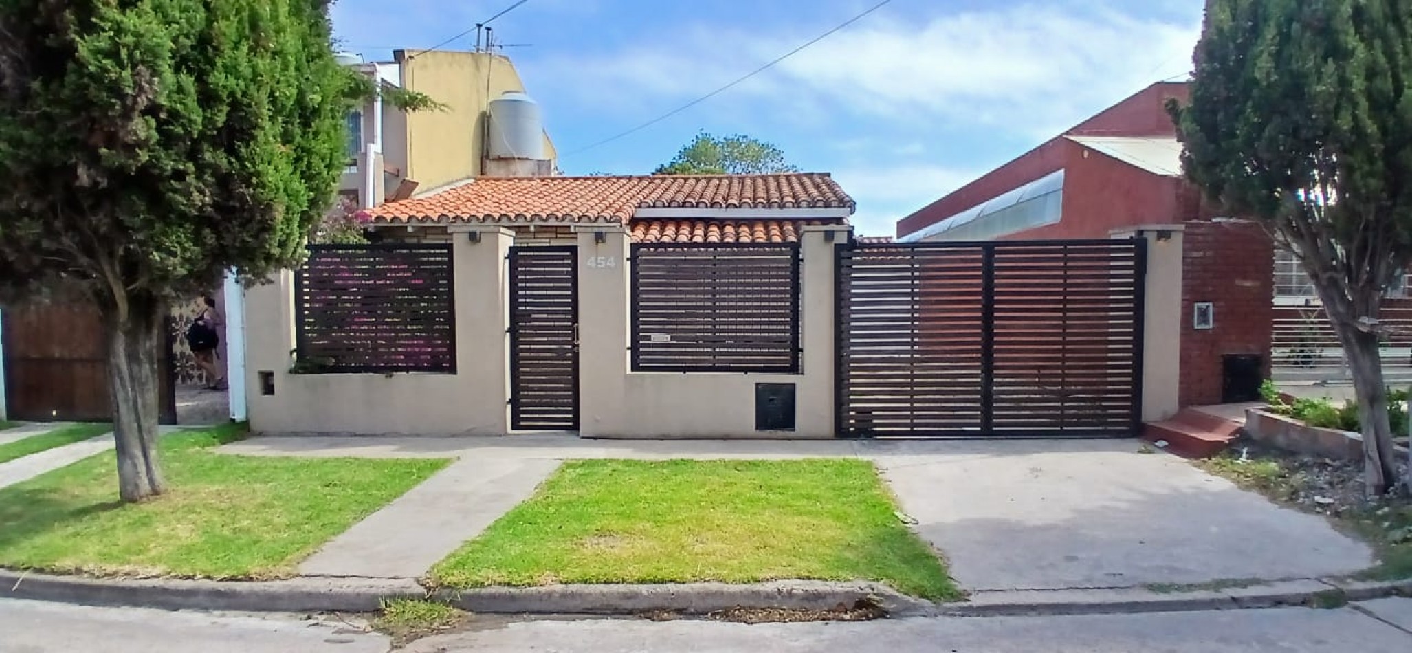RESERVADO!!!!! HERMOSO CHALET DE 4 AMB. CON GRAN PARQUE Y TROTADORA, RECICLADO TOTALMENTE,