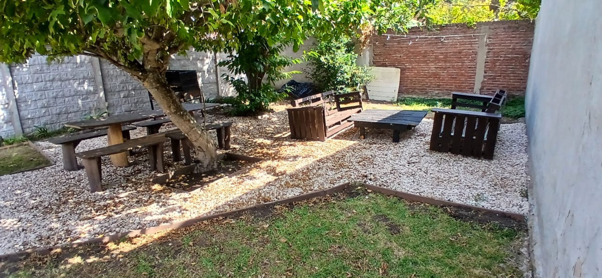 RESERVADO!!!!! HERMOSO CHALET DE 4 AMB. CON GRAN PARQUE Y TROTADORA, RECICLADO TOTALMENTE,