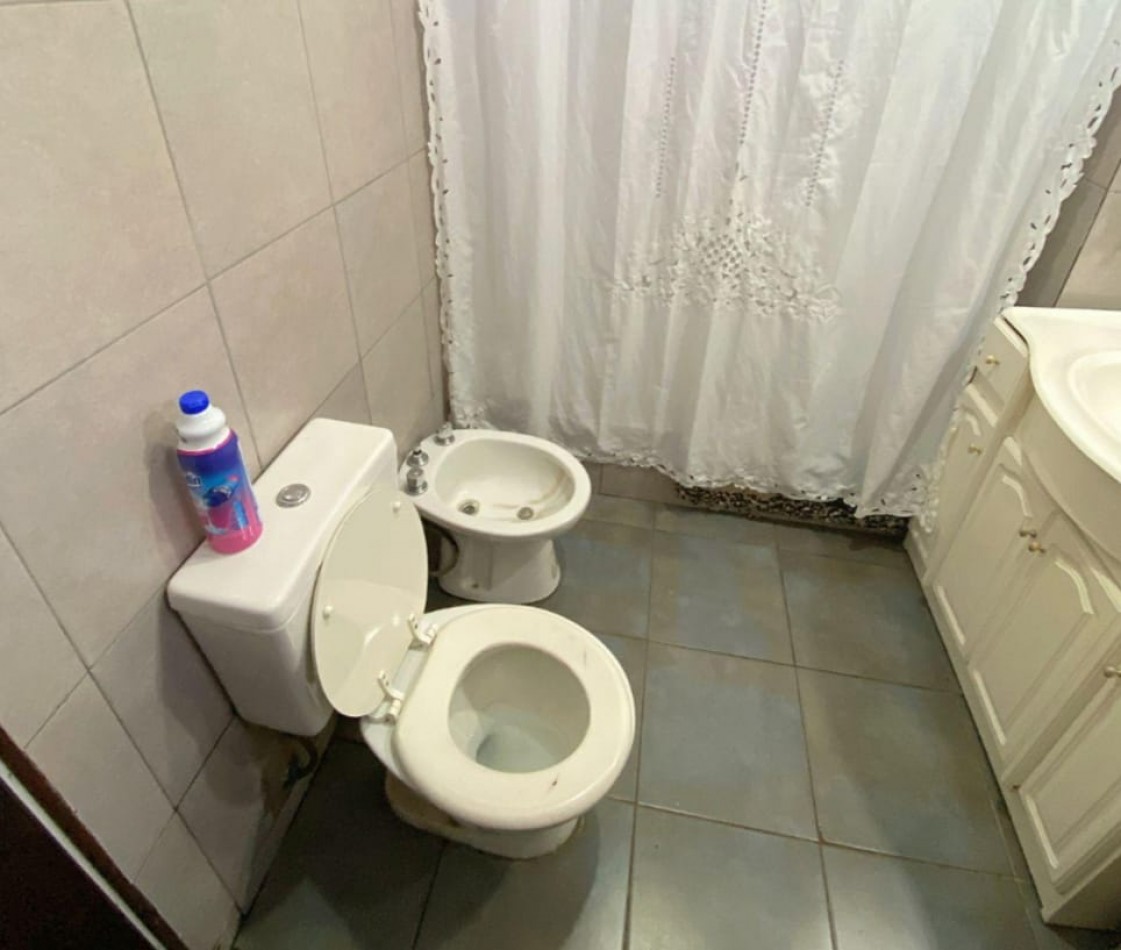 MAGNIFICA CASA DE 4 AMB.  ENTRADA PASANTE P/ VARIOS AUTOS.  ¡¡¡APTO CREDITO!!! ¡¡IMPERDIBLE!!