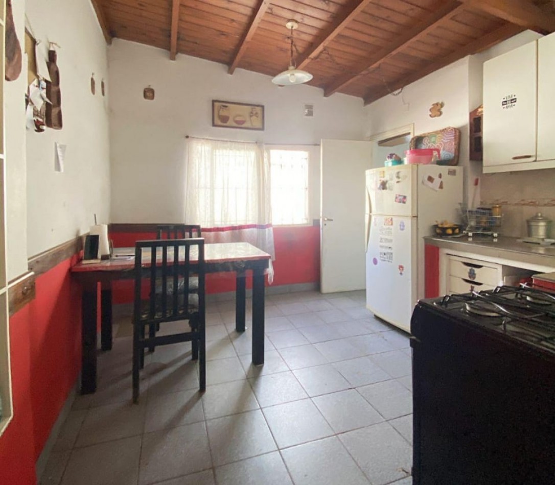 MAGNIFICA CASA DE 4 AMB.  ENTRADA PASANTE P/ VARIOS AUTOS.  ¡¡¡APTO CREDITO!!! ¡¡IMPERDIBLE!!