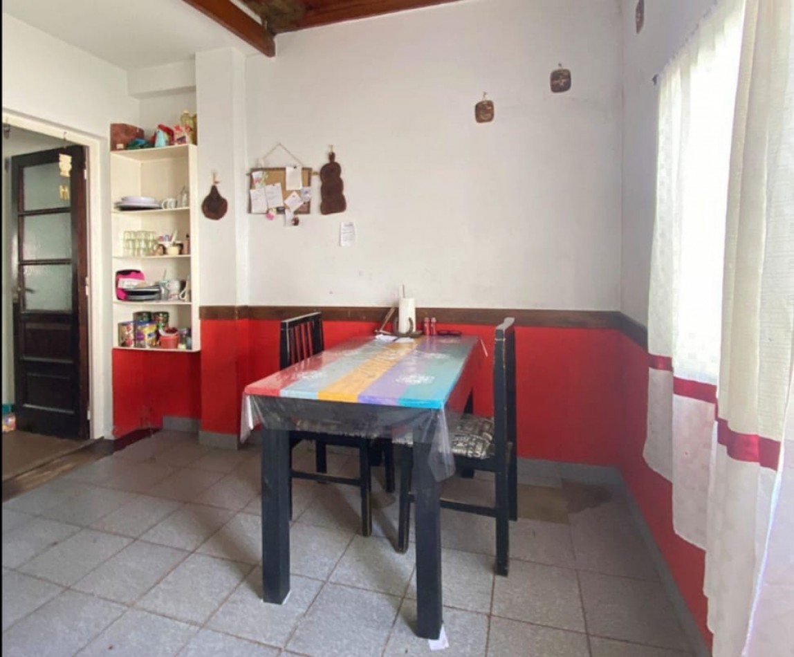 MAGNIFICA CASA DE 4 AMB.  ENTRADA PASANTE P/ VARIOS AUTOS.  ¡¡¡APTO CREDITO!!! ¡¡IMPERDIBLE!!