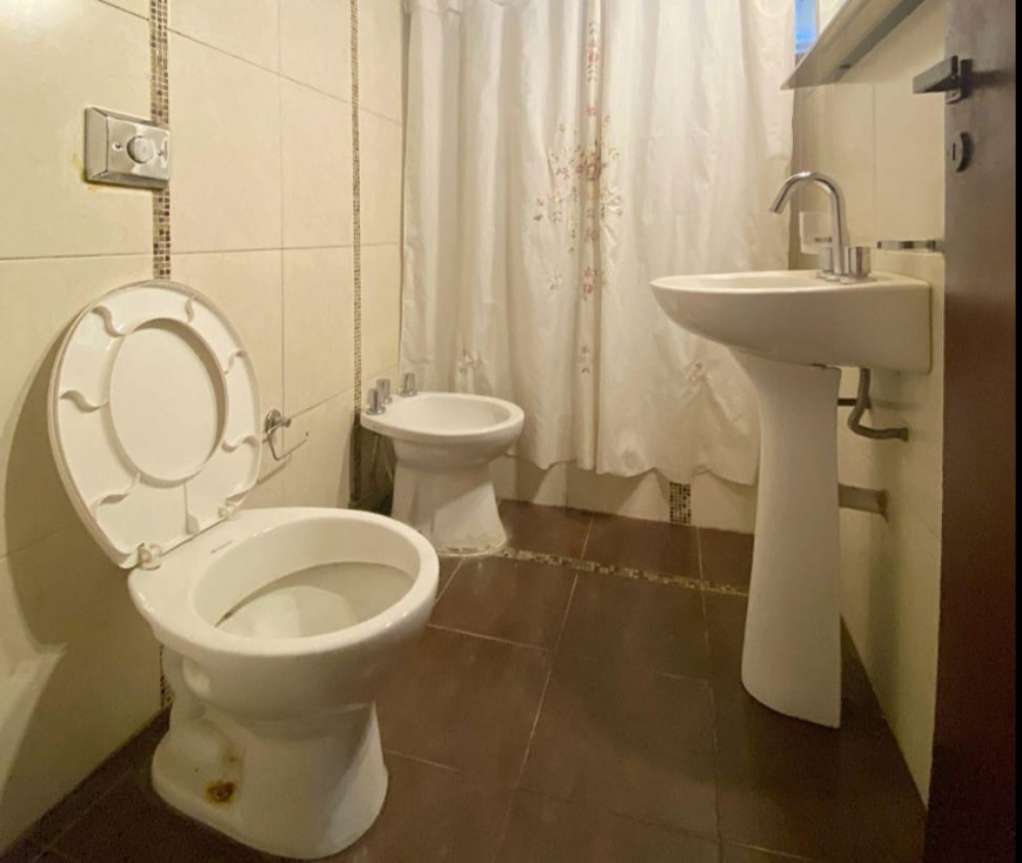 MAGNIFICA CASA DE 4 AMB.  ENTRADA PASANTE P/ VARIOS AUTOS.  ¡¡¡APTO CREDITO!!! ¡¡IMPERDIBLE!!