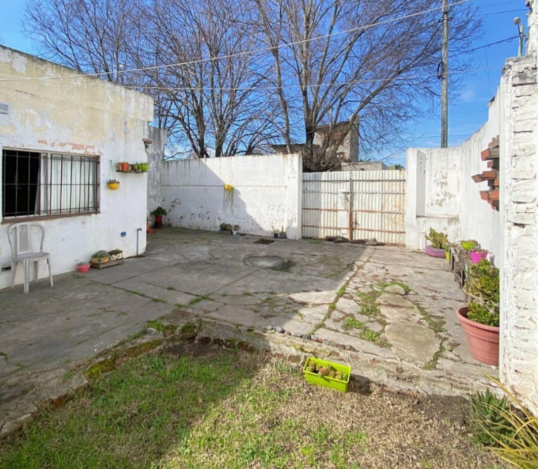 MAGNIFICA CASA DE 4 AMB.  ENTRADA PASANTE P/ VARIOS AUTOS.  ¡¡¡APTO CREDITO!!! ¡¡IMPERDIBLE!!