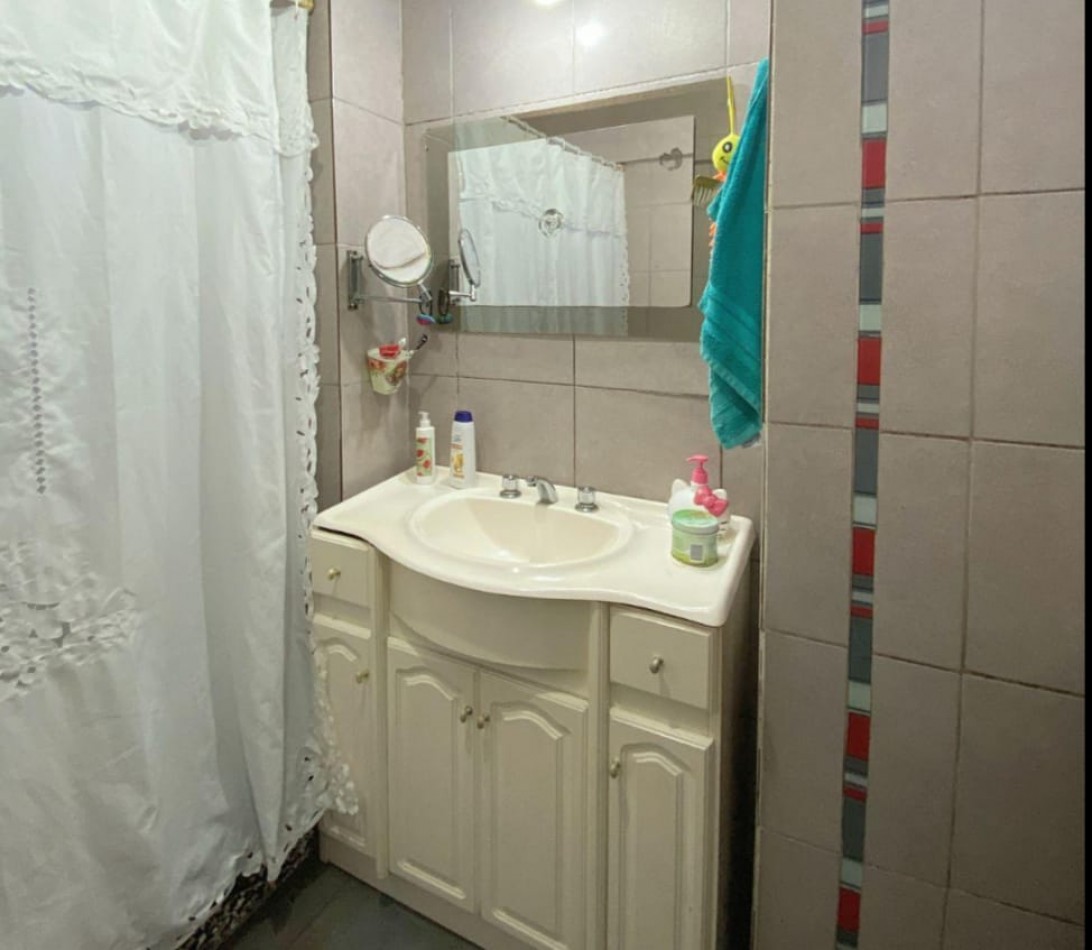 MAGNIFICA CASA DE 4 AMB.  ENTRADA PASANTE P/ VARIOS AUTOS.  ¡¡¡APTO CREDITO!!! ¡¡IMPERDIBLE!!