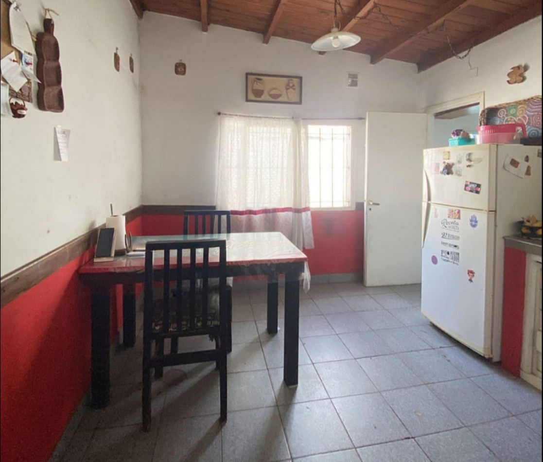 MAGNIFICA CASA DE 4 AMB.  ENTRADA PASANTE P/ VARIOS AUTOS.  ¡¡¡APTO CREDITO!!! ¡¡IMPERDIBLE!!