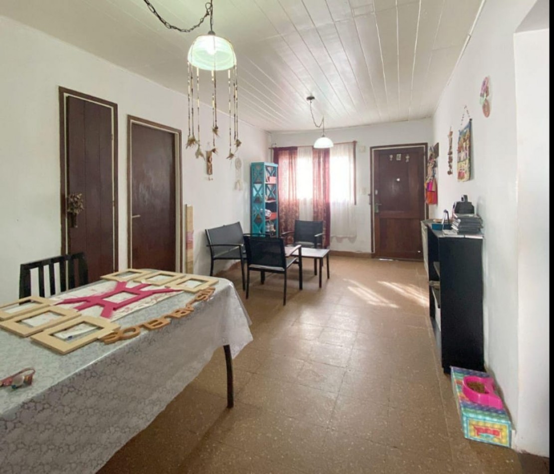 MAGNIFICA CASA DE 4 AMB.  ENTRADA PASANTE P/ VARIOS AUTOS.  ¡¡¡APTO CREDITO!!! ¡¡IMPERDIBLE!!