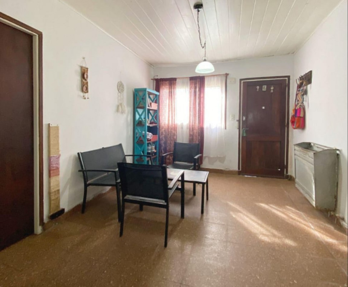 MAGNIFICA CASA DE 4 AMB.  ENTRADA PASANTE P/ VARIOS AUTOS.  ¡¡¡APTO CREDITO!!! ¡¡IMPERDIBLE!!