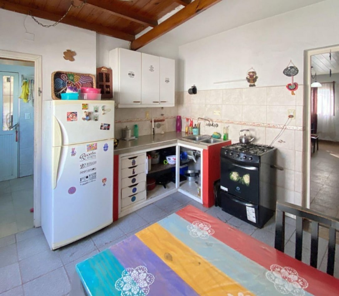 MAGNIFICA CASA DE 4 AMB.  ENTRADA PASANTE P/ VARIOS AUTOS.  ¡¡¡APTO CREDITO!!! ¡¡IMPERDIBLE!!