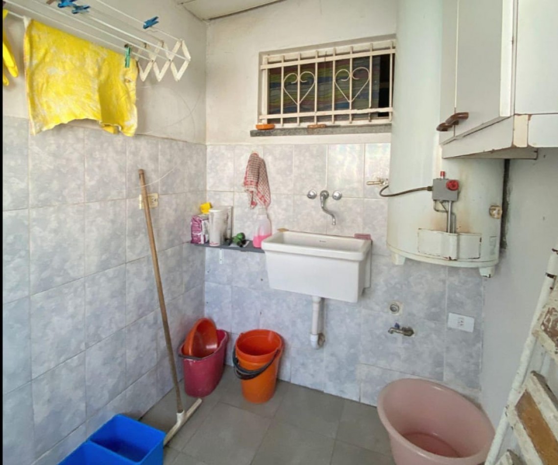 MAGNIFICA CASA DE 4 AMB.  ENTRADA PASANTE P/ VARIOS AUTOS.  ¡¡¡APTO CREDITO!!! ¡¡IMPERDIBLE!!