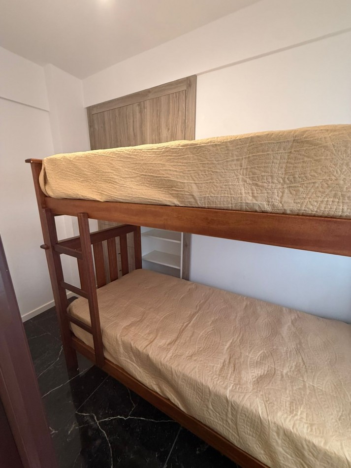 MAGNIFICO  DTO.  2 AMB. CON BALCON SALIENTE!! y DEPENDENCIA  RECICLADO  !!! AMOBLADO