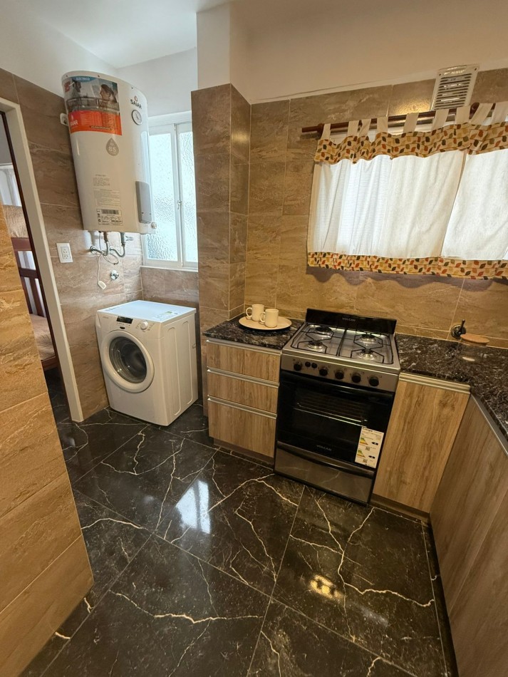 MAGNIFICO  DTO.  2 AMB. CON BALCON SALIENTE!! y DEPENDENCIA  RECICLADO  !!! AMOBLADO