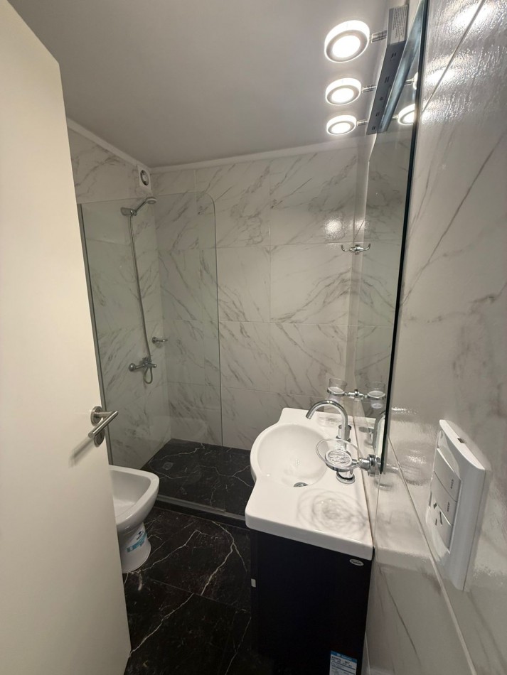 MAGNIFICO  DTO.  2 AMB. CON BALCON SALIENTE!! y DEPENDENCIA  RECICLADO  !!! AMOBLADO