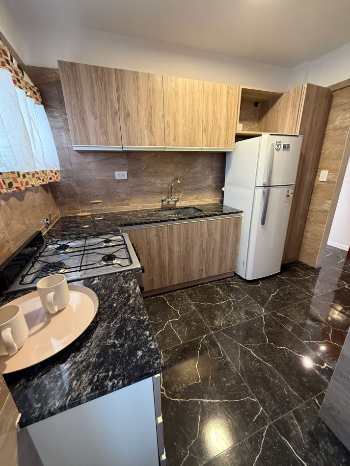 MAGNIFICO  DTO.  2 AMB. CON BALCON SALIENTE!! y DEPENDENCIA  RECICLADO  !!! AMOBLADO