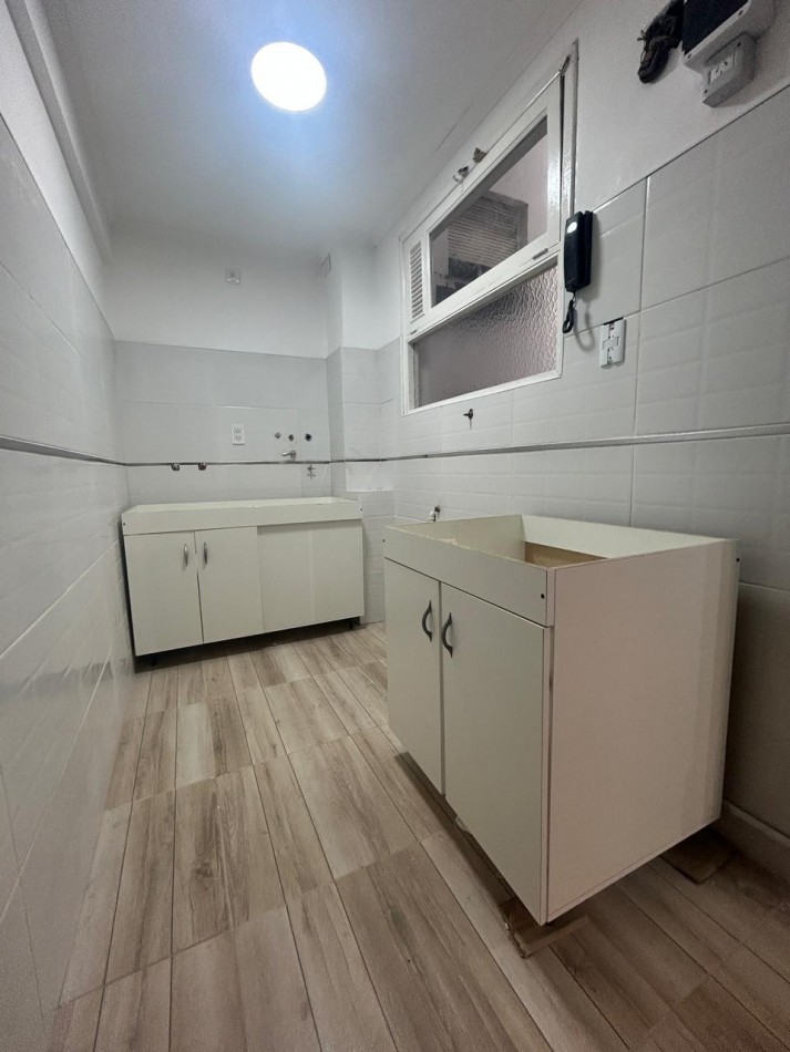 2 AMB. A LA CALLE CON BALCON, RECICLADO, ZONA HERMITAGE / CASINO. OPORTUNIDAD!!! 2DO PISO