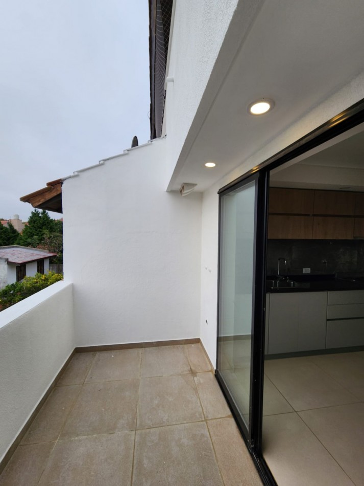 MAGNIFICO DUPLEX DE 3 AMB. CTFE.EN  PRIMERA PLANTA  CON BALCON TERRAZA ,COCHERA FIJA Y BAULERA