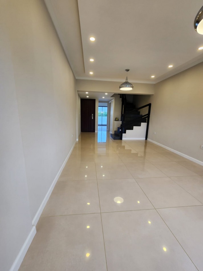 MAGNIFICO DUPLEX DE 3 AMB. CTFE.EN  PRIMERA PLANTA  CON BALCON TERRAZA ,COCHERA FIJA Y BAULERA