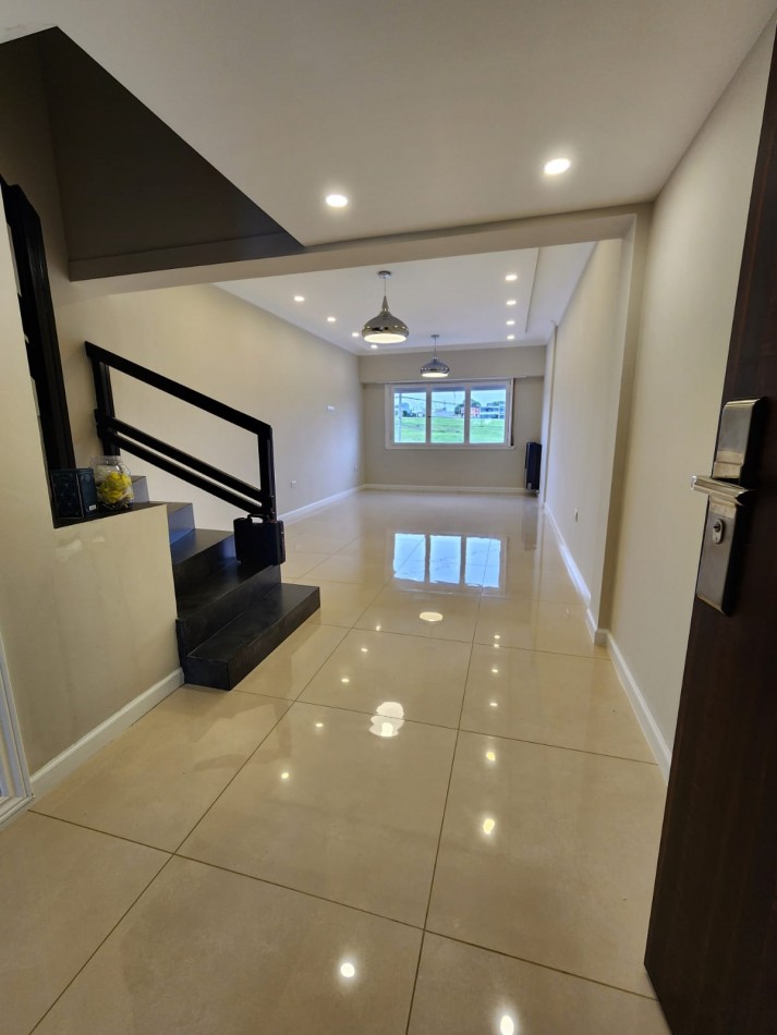 MAGNIFICO DUPLEX DE 3 AMB. CTFE.EN  PRIMERA PLANTA  CON BALCON TERRAZA ,COCHERA FIJA Y BAULERA