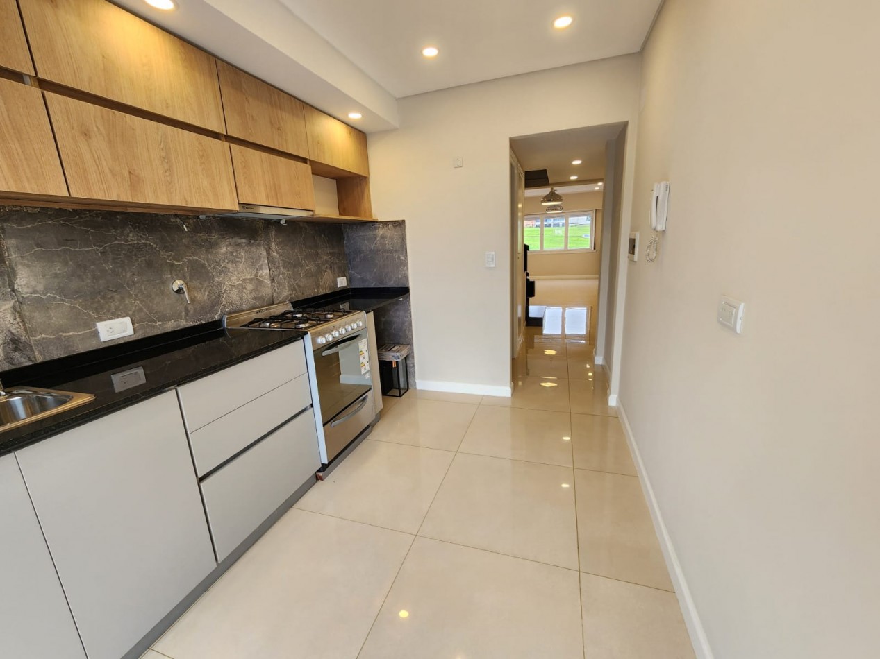 MAGNIFICO DUPLEX DE 3 AMB. CTFE.EN  PRIMERA PLANTA  CON BALCON TERRAZA ,COCHERA FIJA Y BAULERA