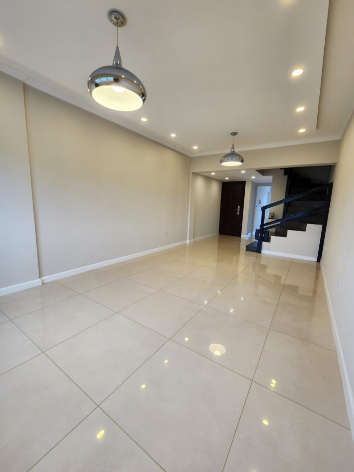 MAGNIFICO DUPLEX DE 3 AMB. CTFE.EN  PRIMERA PLANTA  CON BALCON TERRAZA ,COCHERA FIJA Y BAULERA