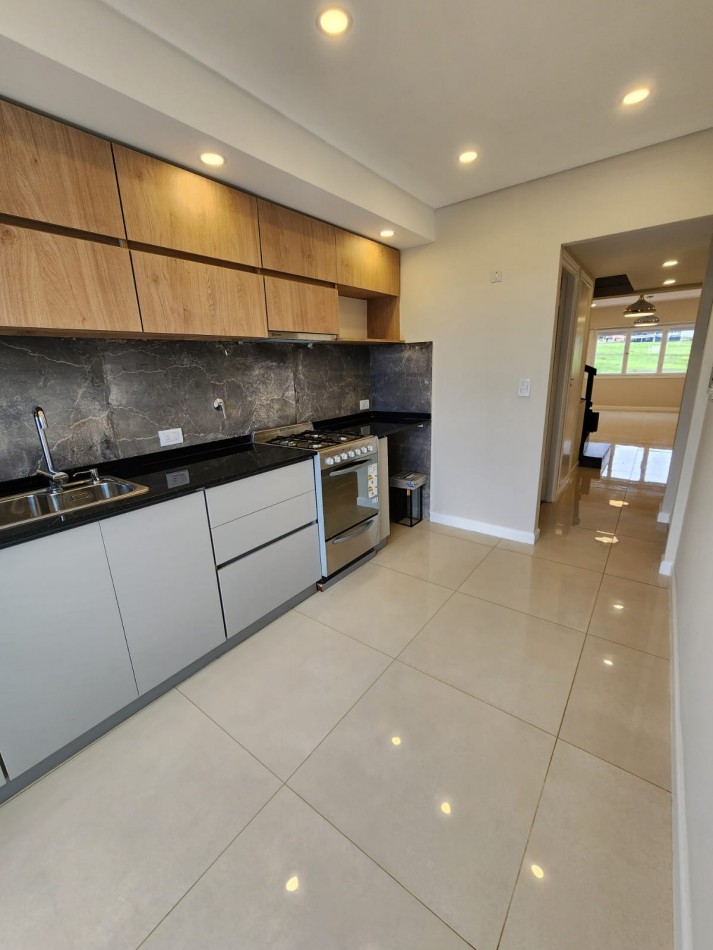 MAGNIFICO DUPLEX DE 3 AMB. CTFE.EN  PRIMERA PLANTA  CON BALCON TERRAZA ,COCHERA FIJA Y BAULERA