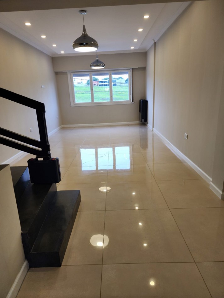 MAGNIFICO DUPLEX DE 3 AMB. CTFE.EN  PRIMERA PLANTA  CON BALCON TERRAZA ,COCHERA FIJA Y BAULERA