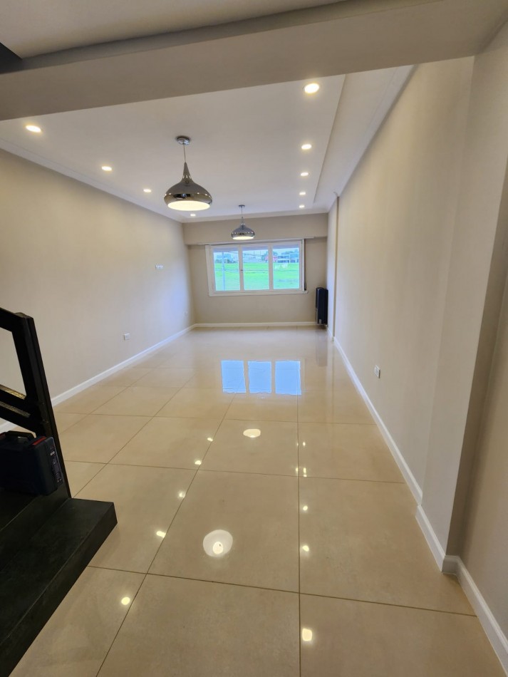 MAGNIFICO DUPLEX DE 3 AMB. CTFE.EN  PRIMERA PLANTA  CON BALCON TERRAZA ,COCHERA FIJA Y BAULERA