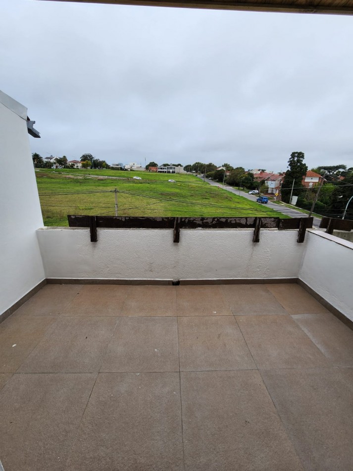 MAGNIFICO DUPLEX DE 3 AMB. CTFE.EN  PRIMERA PLANTA  CON BALCON TERRAZA ,COCHERA FIJA Y BAULERA