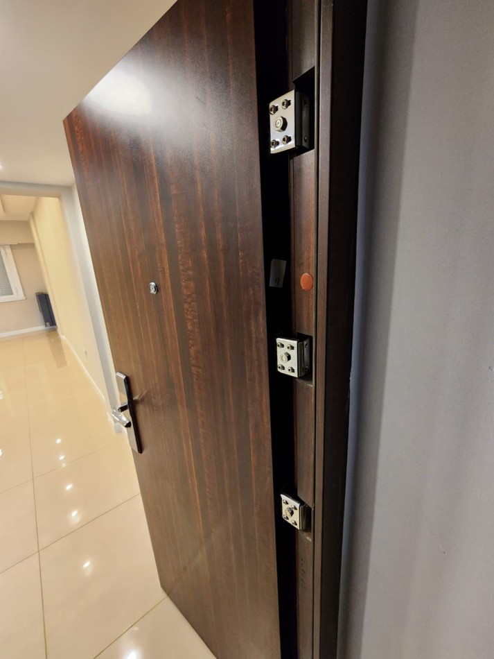 MAGNIFICO DUPLEX DE 3 AMB. CTFE.EN  PRIMERA PLANTA  CON BALCON TERRAZA ,COCHERA FIJA Y BAULERA