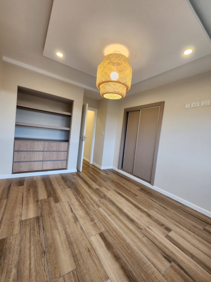 MAGNIFICO DUPLEX DE 3 AMB. CTFE.EN  PRIMERA PLANTA  CON BALCON TERRAZA ,COCHERA FIJA Y BAULERA