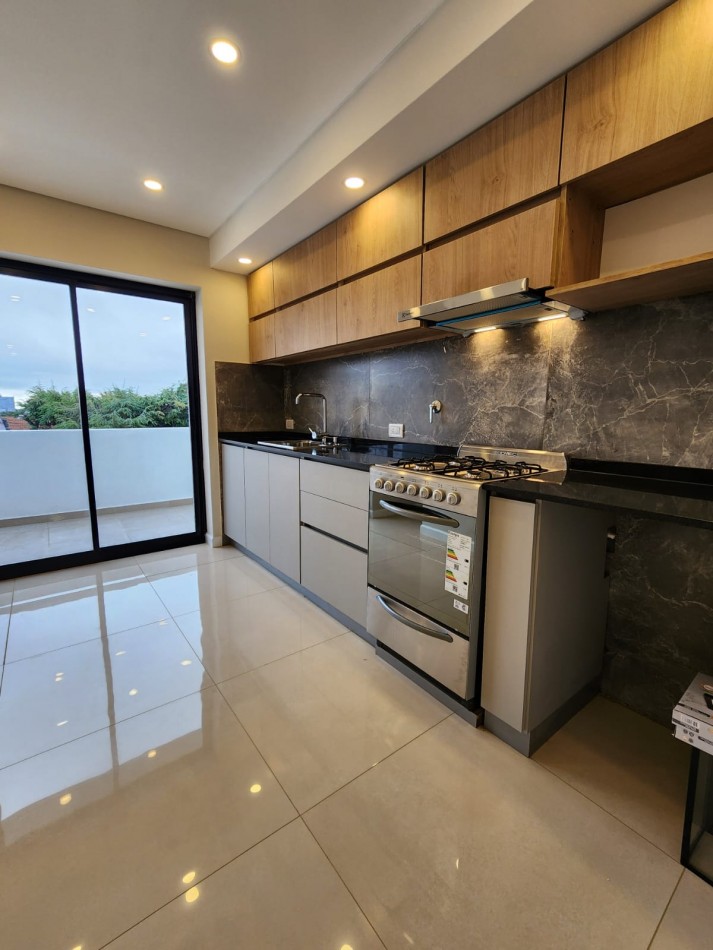 MAGNIFICO DUPLEX DE 3 AMB. CTFE.EN  PRIMERA PLANTA  CON BALCON TERRAZA ,COCHERA FIJA Y BAULERA