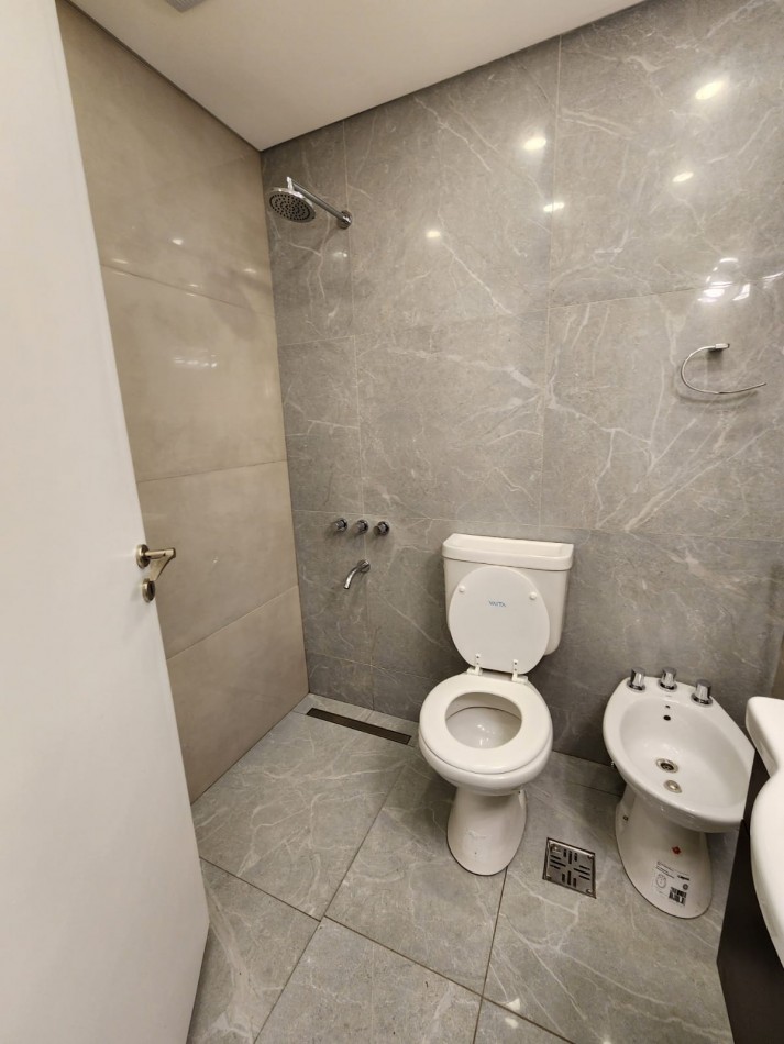 MAGNIFICO DUPLEX DE 3 AMB. CTFE.EN  PRIMERA PLANTA  CON BALCON TERRAZA ,COCHERA FIJA Y BAULERA