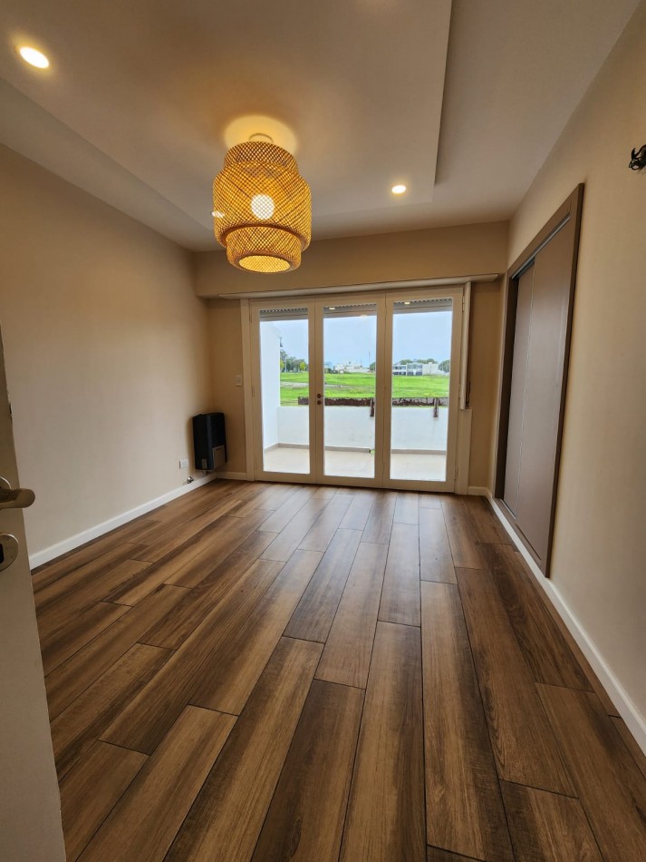 MAGNIFICO DUPLEX DE 3 AMB. CTFE.EN  PRIMERA PLANTA  CON BALCON TERRAZA ,COCHERA FIJA Y BAULERA