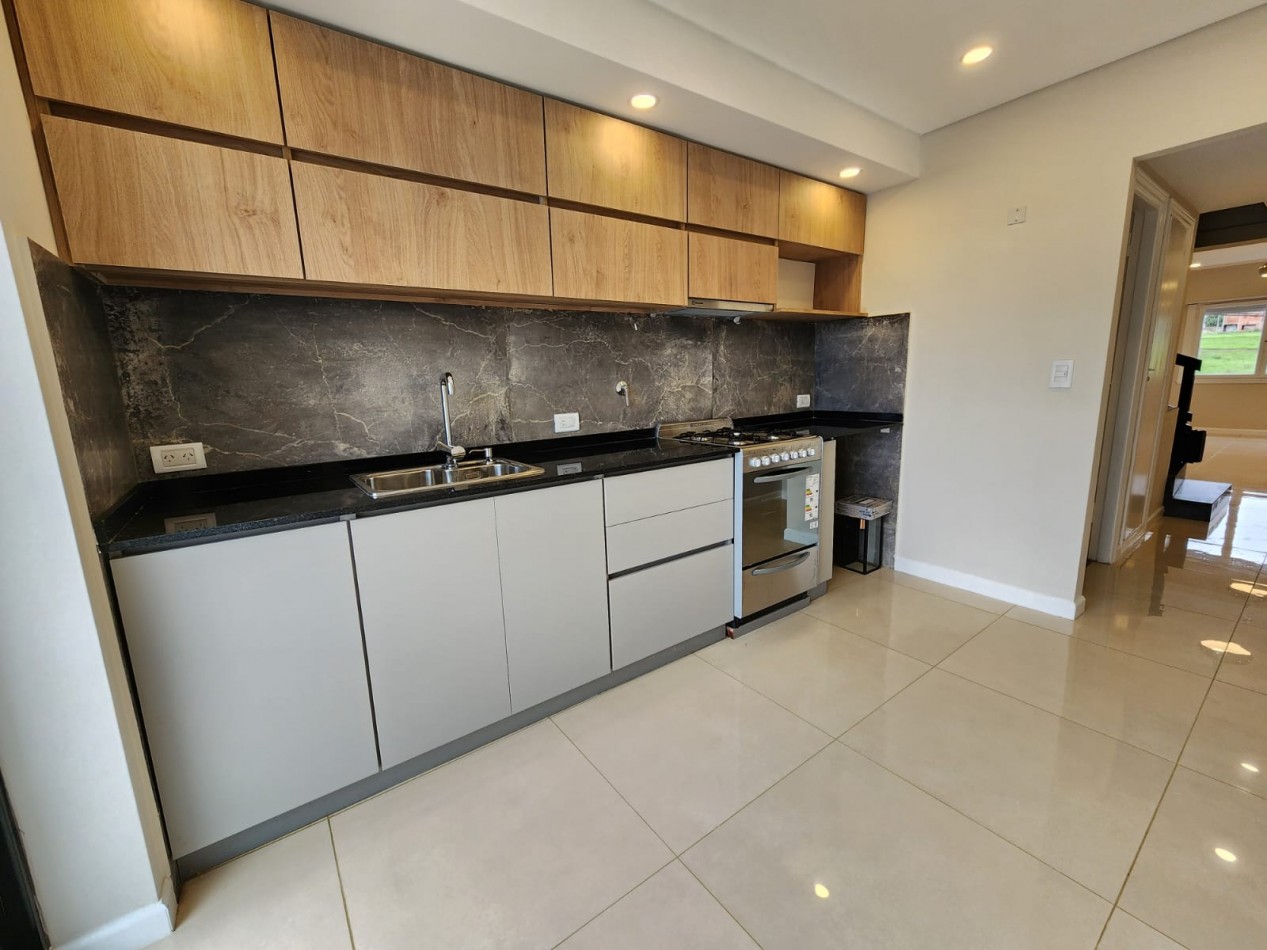 MAGNIFICO DUPLEX DE 3 AMB. CTFE.EN  PRIMERA PLANTA  CON BALCON TERRAZA ,COCHERA FIJA Y BAULERA