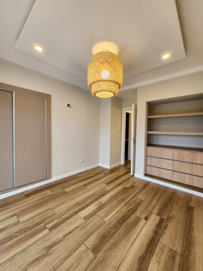 MAGNIFICO DUPLEX DE 3 AMB. CTFE.EN  PRIMERA PLANTA  CON BALCON TERRAZA ,COCHERA FIJA Y BAULERA