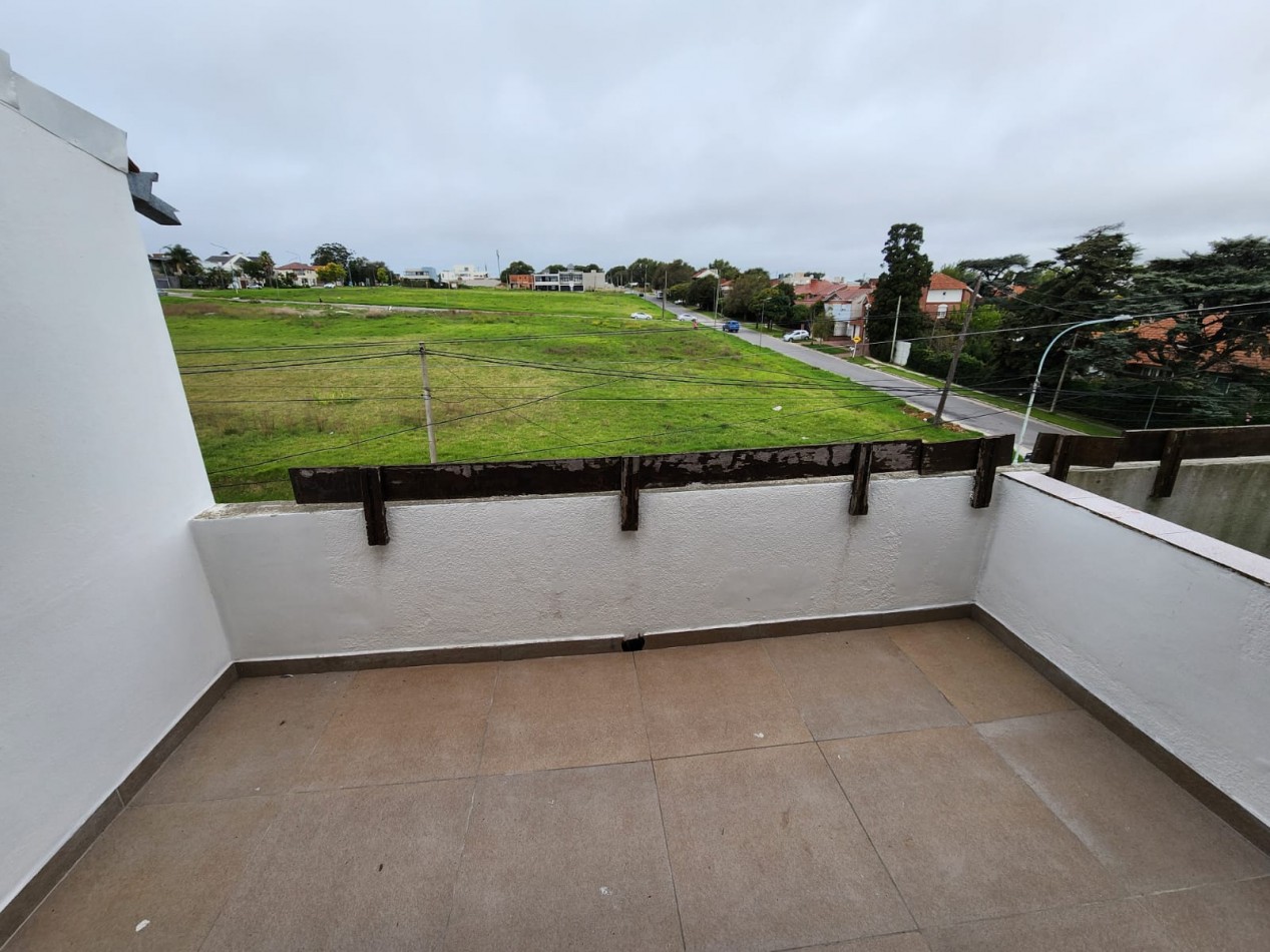 MAGNIFICO DUPLEX DE 3 AMB. CTFE.EN  PRIMERA PLANTA  CON BALCON TERRAZA ,COCHERA FIJA Y BAULERA