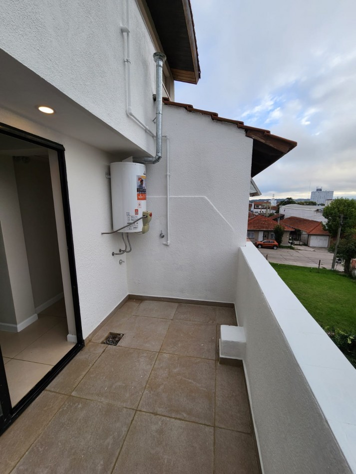 MAGNIFICO DUPLEX DE 3 AMB. CTFE.EN  PRIMERA PLANTA  CON BALCON TERRAZA ,COCHERA FIJA Y BAULERA
