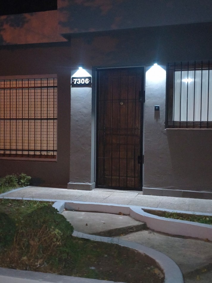 MAGNIFICA CASA DE 4 AMB.  ENTRADA PASANTE P/ VARIOS AUTOS.  ¡¡¡APTO CREDITO!!! ¡¡IMPERDIBLE!!