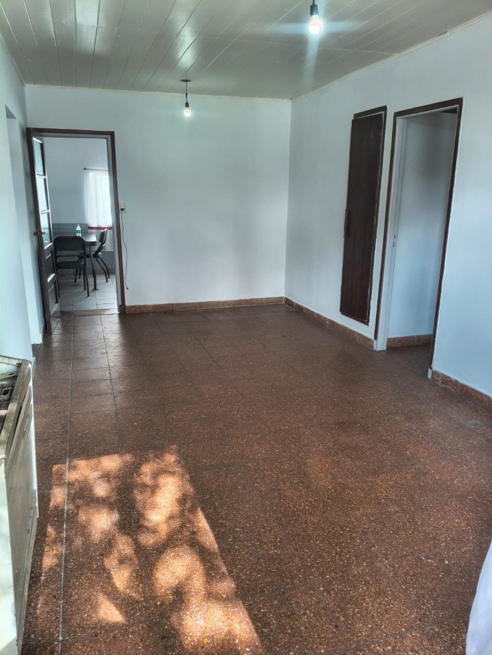 MAGNIFICA CASA DE 4 AMB.  ENTRADA PASANTE P/ VARIOS AUTOS.  ¡¡¡APTO CREDITO!!! ¡¡IMPERDIBLE!!