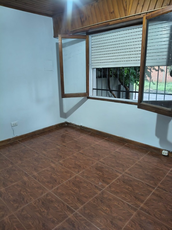 MAGNIFICA CASA DE 4 AMB.  ENTRADA PASANTE P/ VARIOS AUTOS.  ¡¡¡APTO CREDITO!!! ¡¡IMPERDIBLE!!