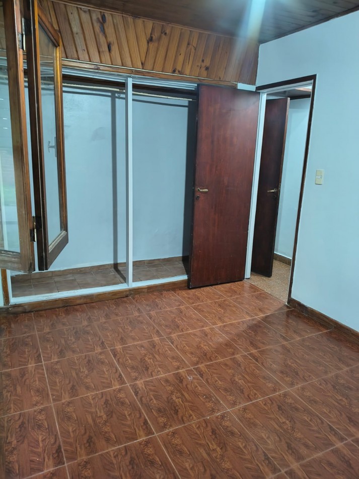 MAGNIFICA CASA DE 4 AMB.  ENTRADA PASANTE P/ VARIOS AUTOS.  ¡¡¡APTO CREDITO!!! ¡¡IMPERDIBLE!!