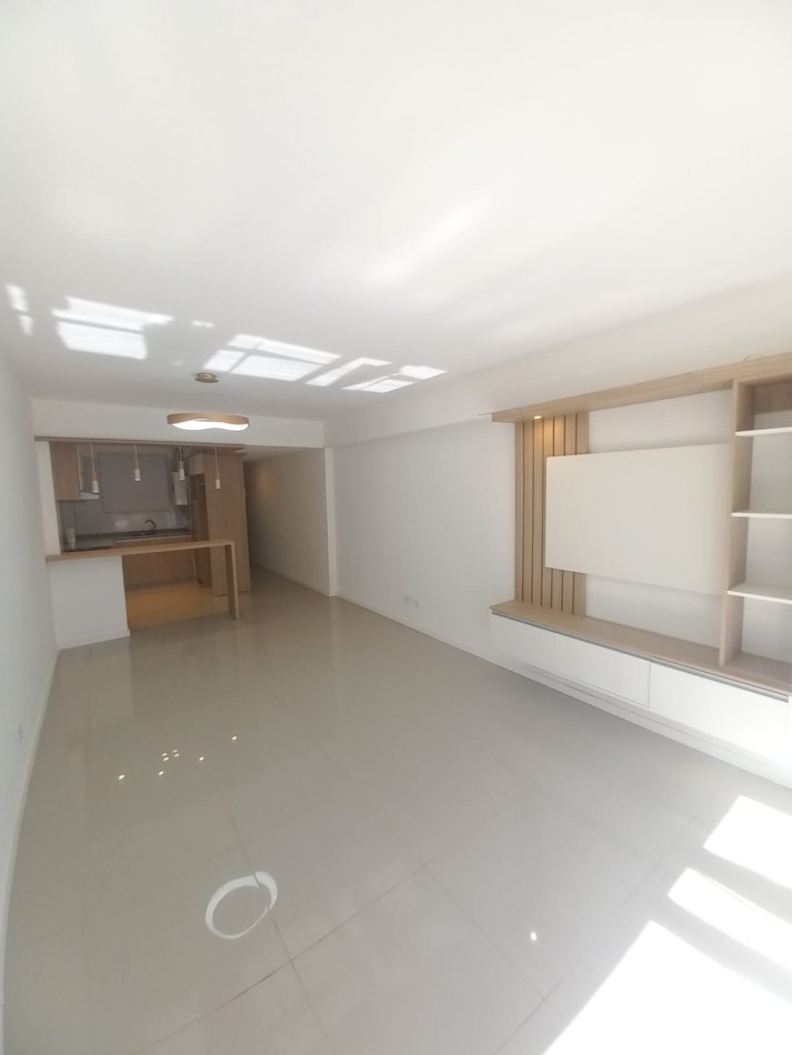 MAGNIFICO DTO. 3 AMB.  A LA CALLE  CON BALCON SALIENTE !! RECICLADO !! A ESTRENAR !!!