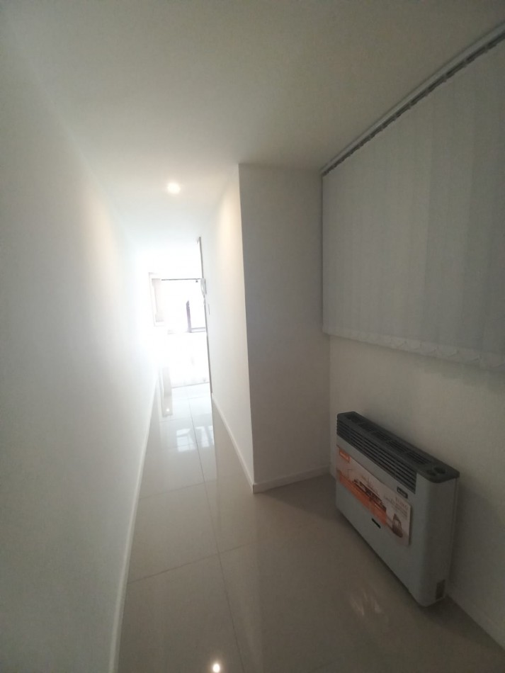 MAGNIFICO DTO. 3 AMB.  A LA CALLE  CON BALCON SALIENTE !! RECICLADO !! A ESTRENAR !!!